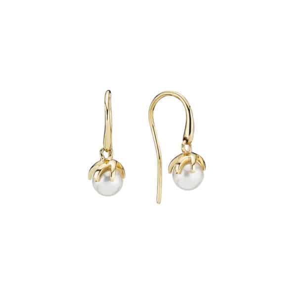 Elegante øreringe på bøjle, i 8 karat guld med hvid perle isat klo fatning fra Lund Copenhagen - 3094350-2-20