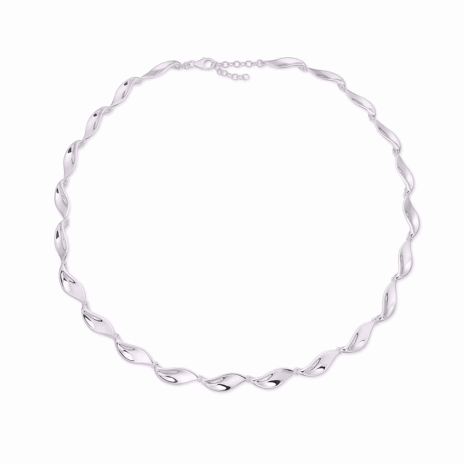 Smukt Collier i blankt sterling sølv med de fineste blade - 8951/50. Halskæden er 45 cm med et forlænger stykke på 5 cm, så kæden kan justeres til den perfekte længde.
