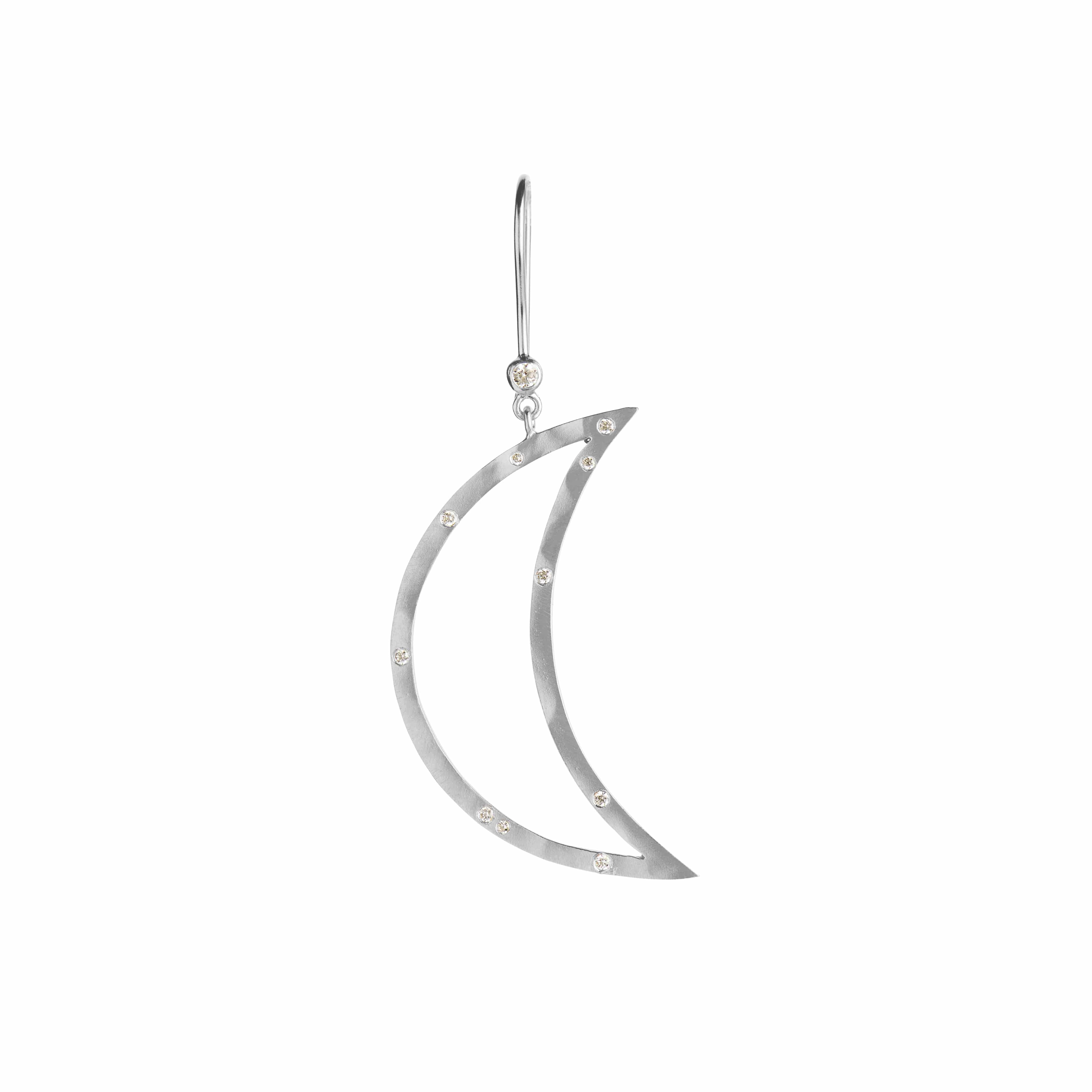 Stine A BIG BELLA MOON WITH STONES Ørering 1260-00-S Elegant måne øreringe, med en smuk struktur overflade der leget med lyset, samt små fine hvide zirkoner.