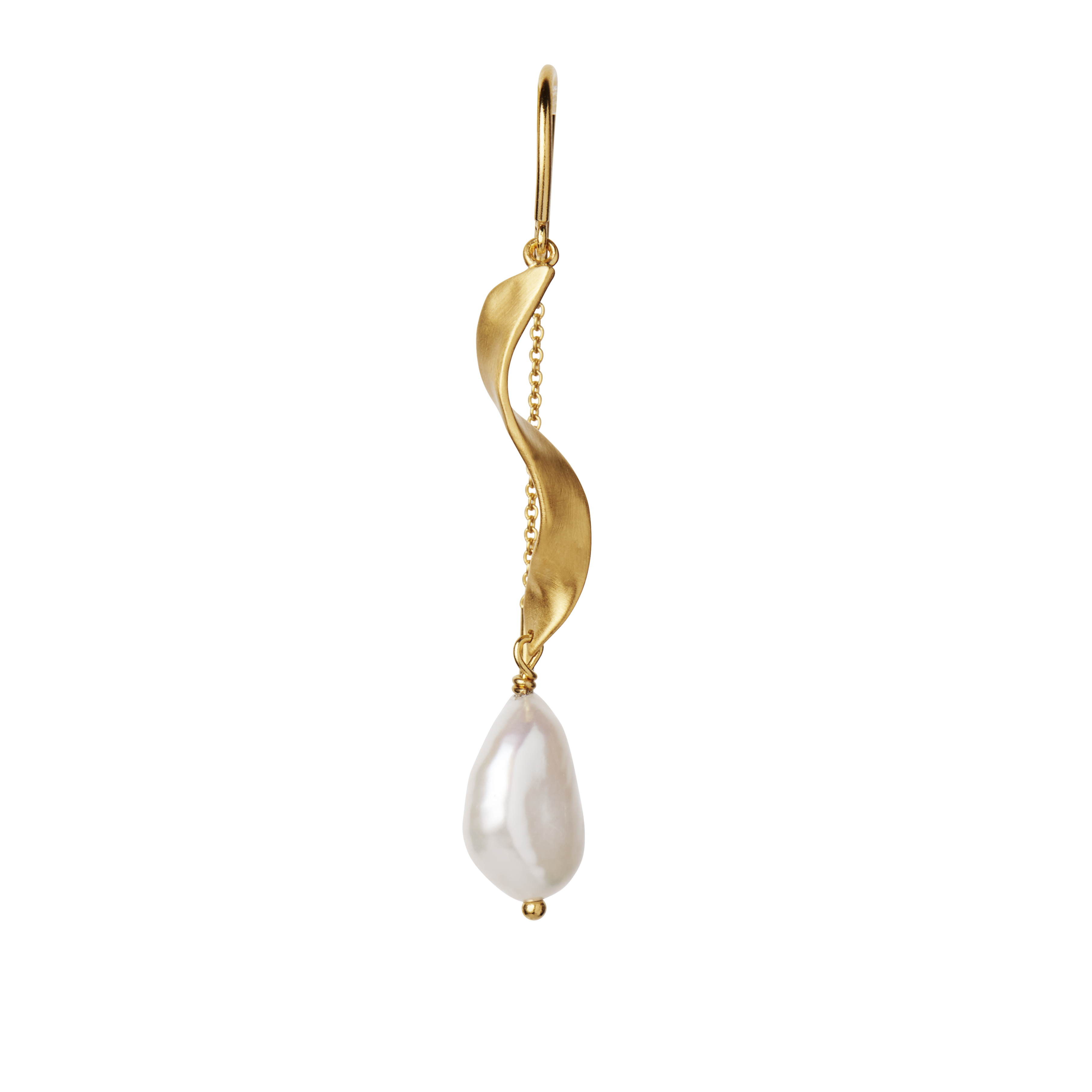 Stine A LONG TWISTED WITH BAROQUE PEARL Ørering 1271-02-S Smuk ørering med en lang flot twisted plade der afsluttes elegant med en hvid ferskvandsperle og en kæde på bagsiden.