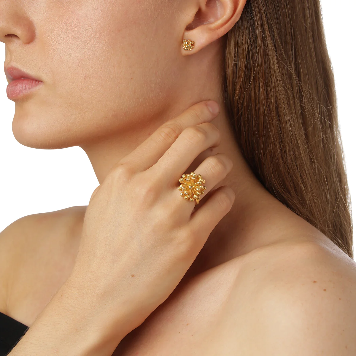 Enkel, elegant og unik er den store Statement Dild Ring i forgyldt sølv fra Flora Danica – 907.DF-STRI-G