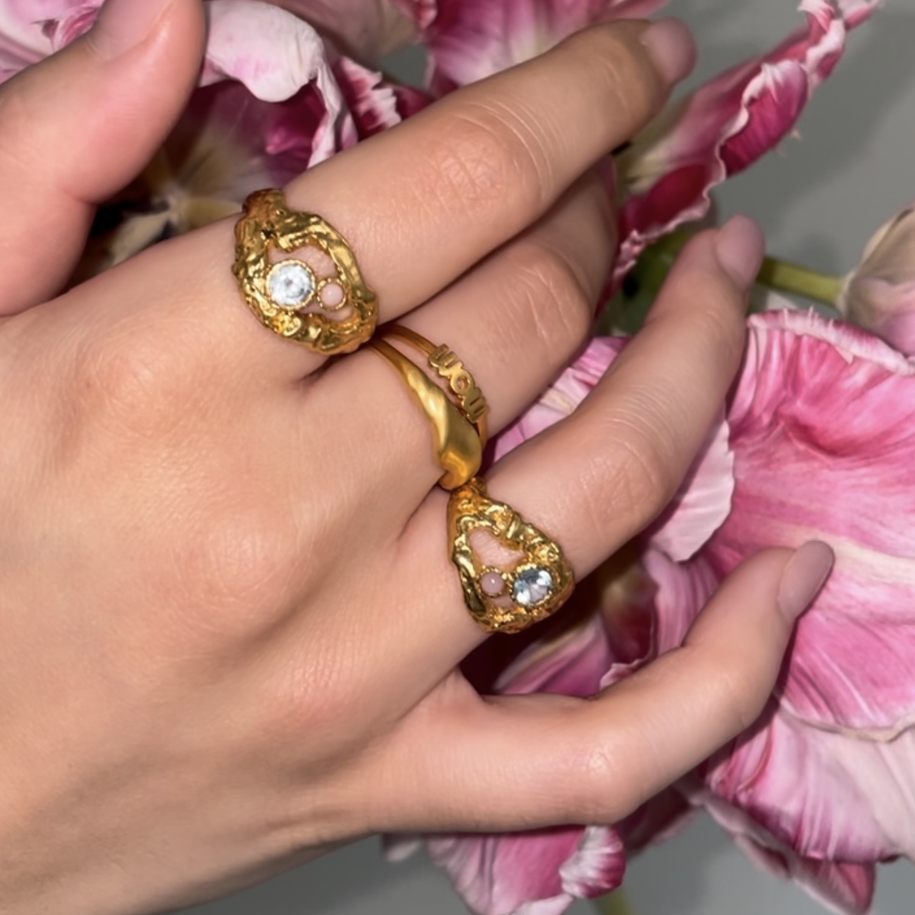 Stine A MY LOVE ROCK Ring 4049-02 Smuk forgyldt ring med rustik overflade og sirligt udvalgte ædelsten som pink opal og blå topas,
