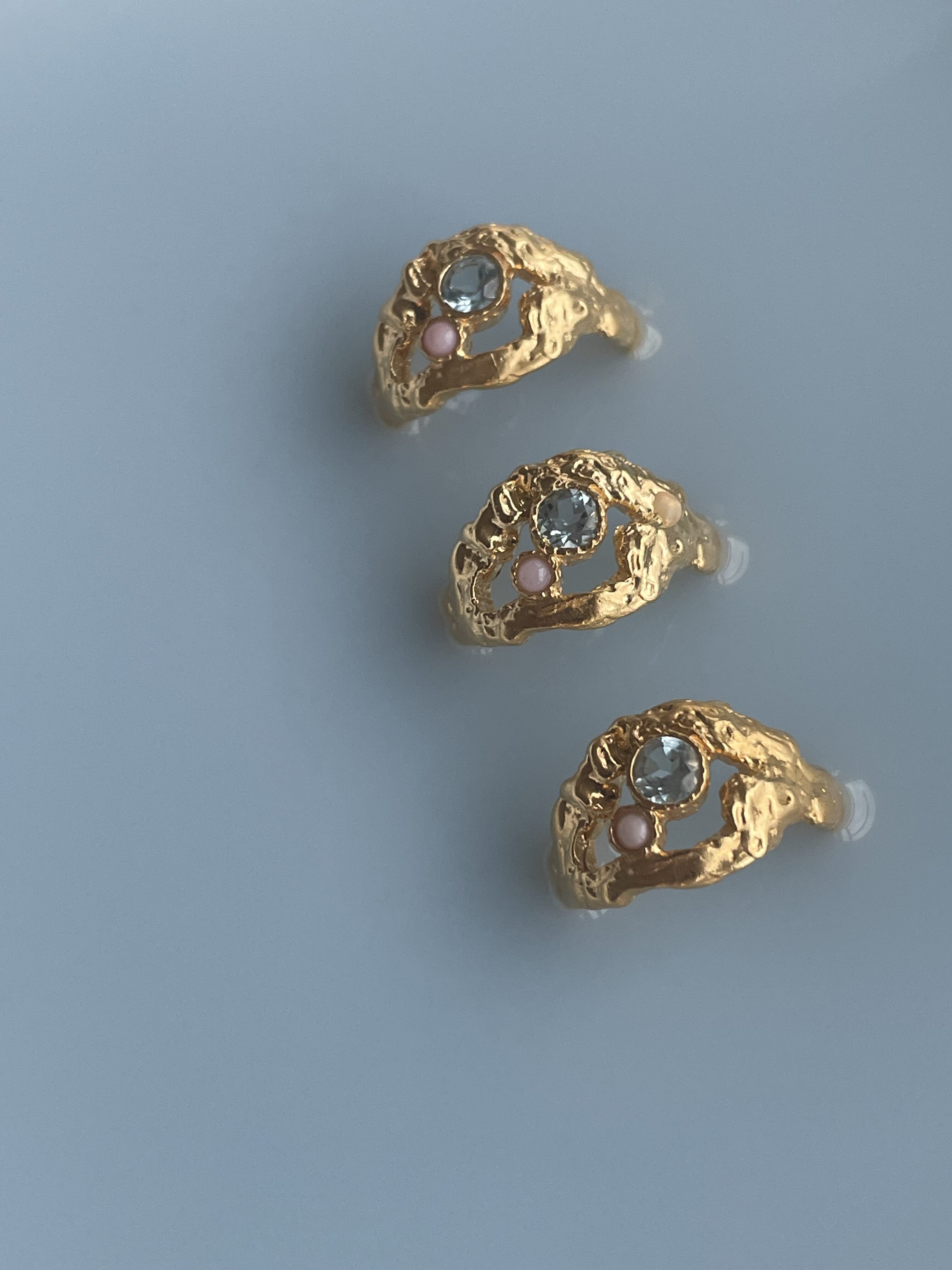 Stine A MY LOVE ROCK Ring 4049-02 Smuk forgyldt ring med rustik overflade og sirligt udvalgte ædelsten som pink opal og blå topas,