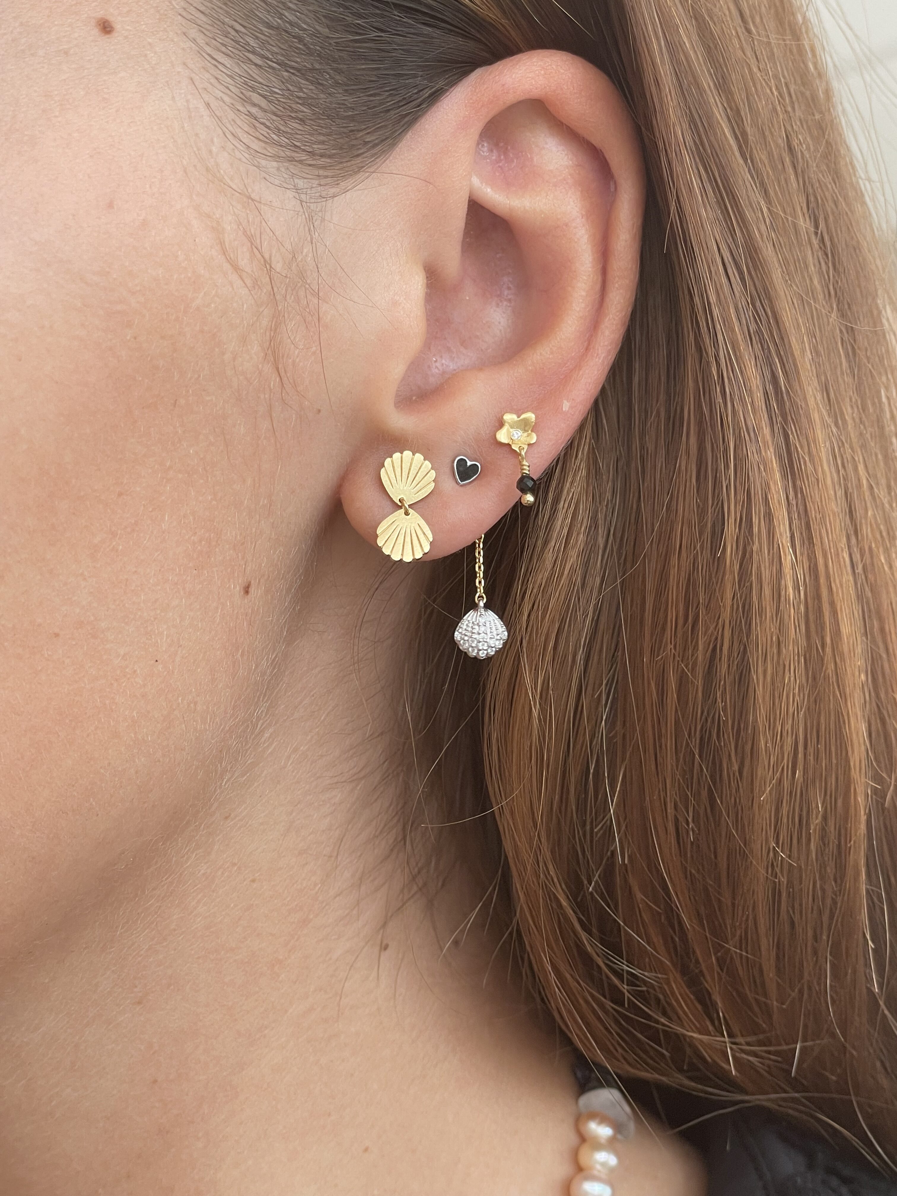 Fin lille petite ørestik med to ens muslingsskaller. Stine A TRES PETIT GARDEN FLOWER Ørering 1315-02-S
