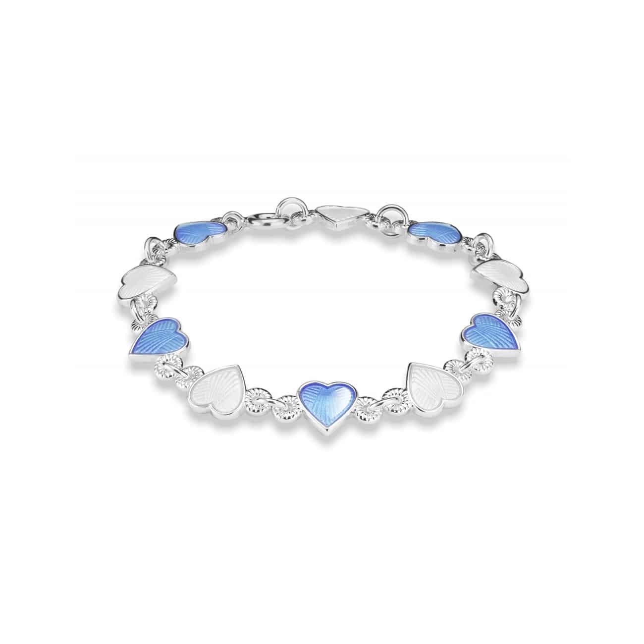 Pia&Per Barnearmbånd Med Hvide/Blå Hjerter 22205 Et smukt barnearmbånd udført i 925 sterling sølv, med de fineste blå og hvide emalje hjerter 🤍💙