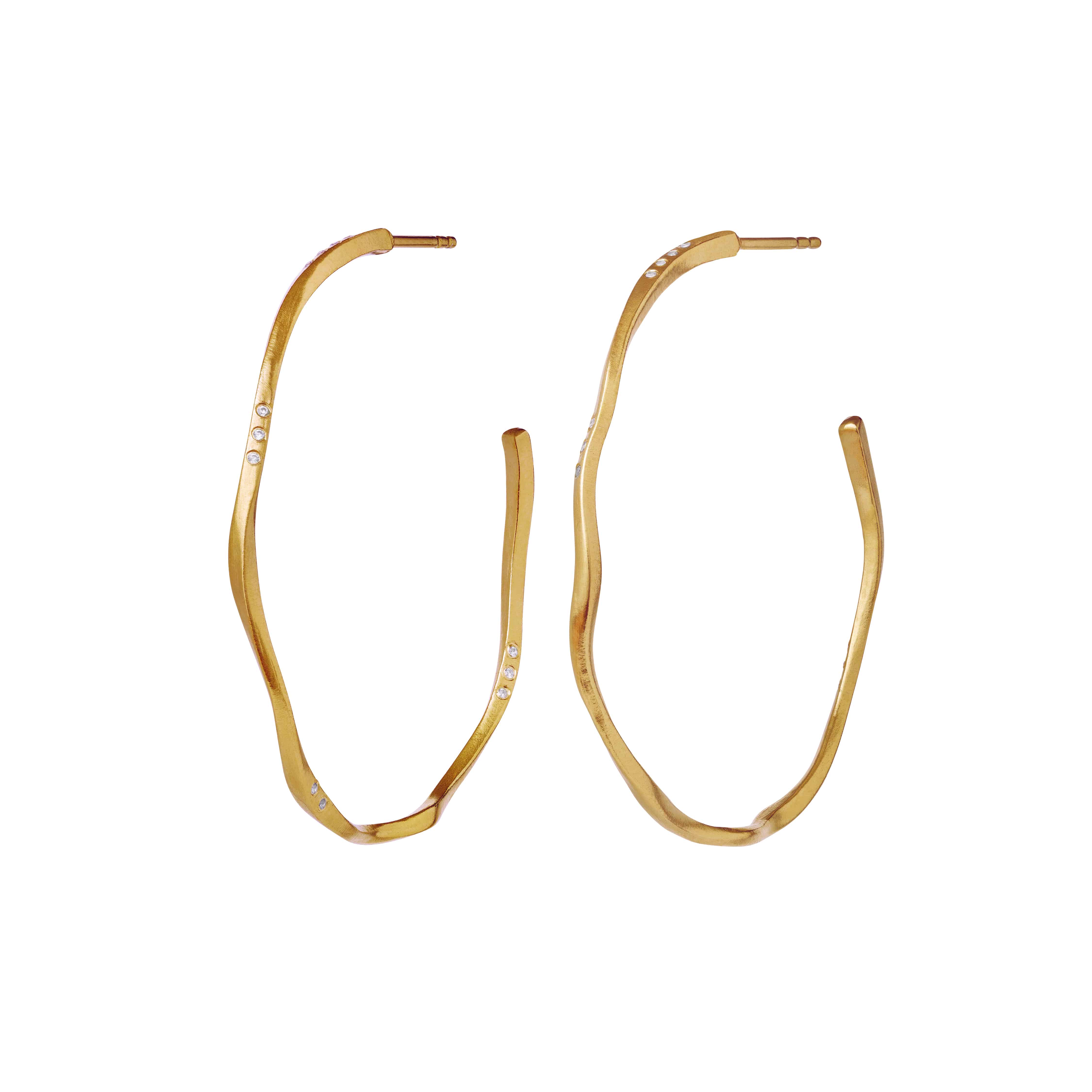 Med Maaensten Echo Grande hoops 9863a får du et par store flotte hoops med et design der er let twistet og med skinnende zirkoner