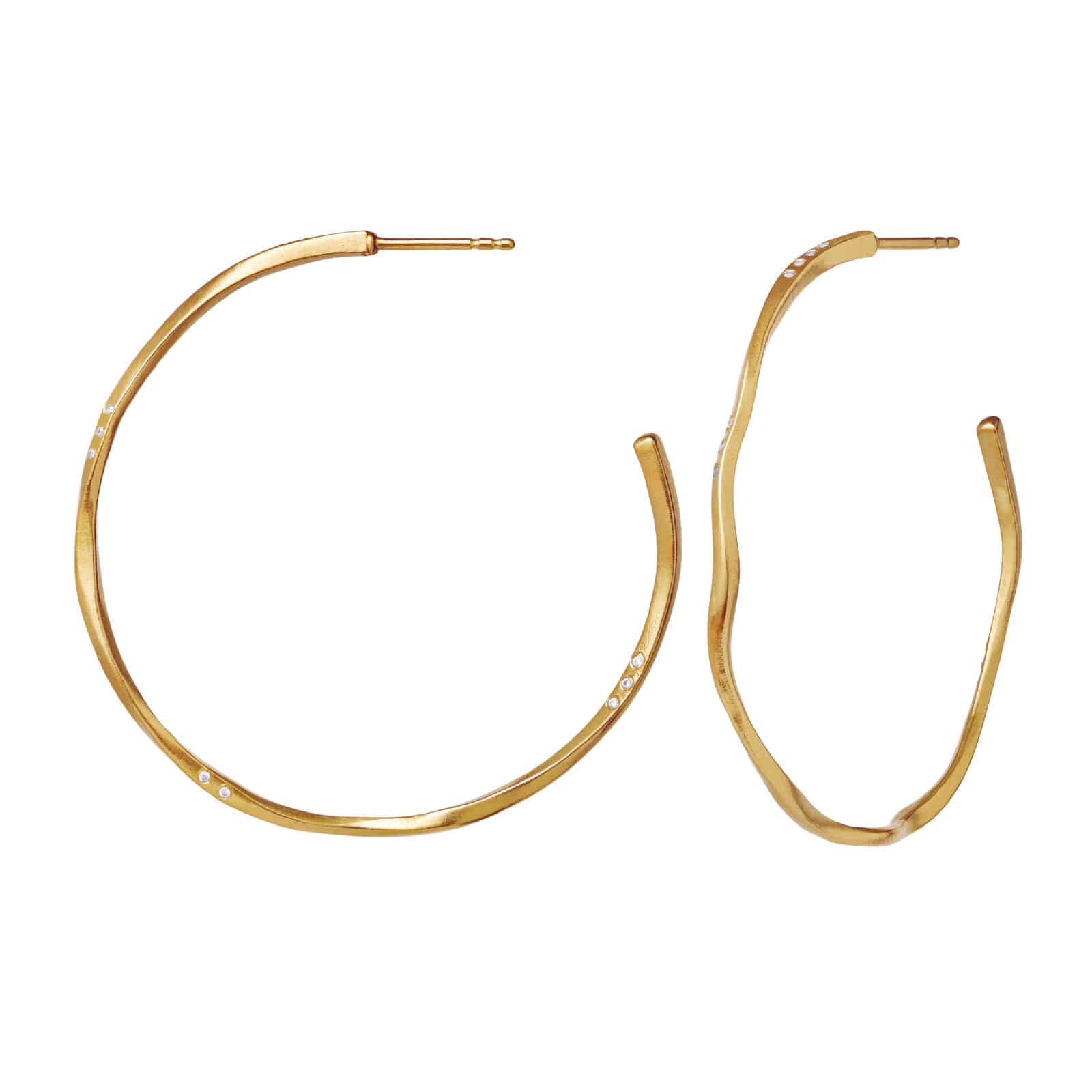 Med Maaensten Echo Grande hoops 9863a får du et par store flotte hoops med et design der er let twistet og med skinnende zirkoner