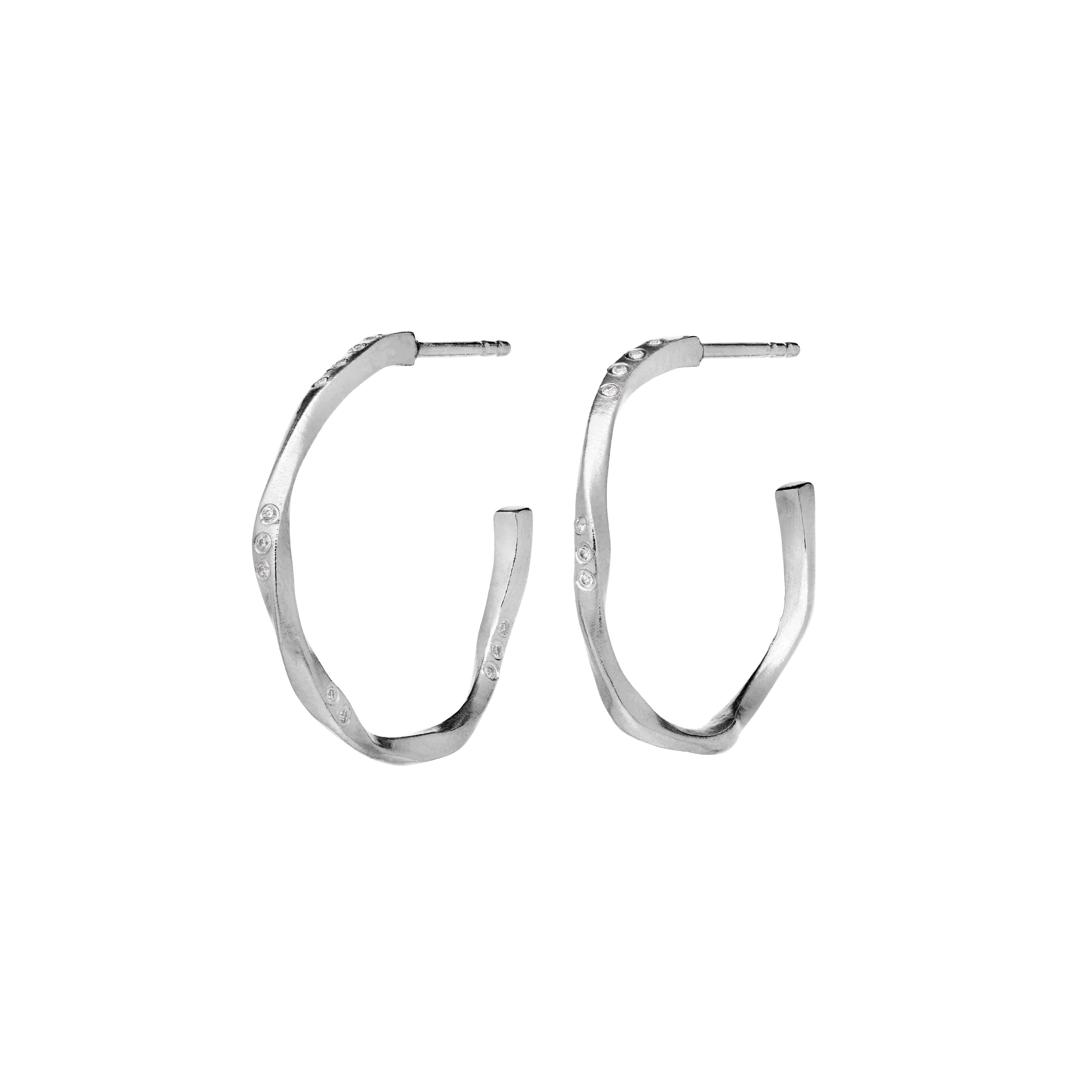 Maanesten Echo Medium Hoops 9862c Smukke hoops med skindende hvide zirkoner og med et flot twistet design, nyfortolker Maanesten den klassiske hoop på fineste vis.