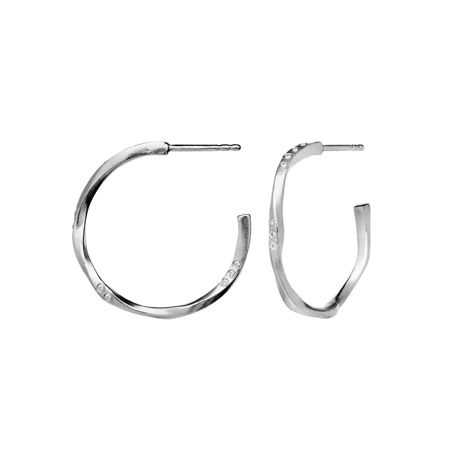 Maanesten Echo Medium Hoops 9862c Smukke hoops med skindende hvide zirkoner og med et flot twistet design, nyfortolker Maanesten den klassiske hoop på fineste vis.