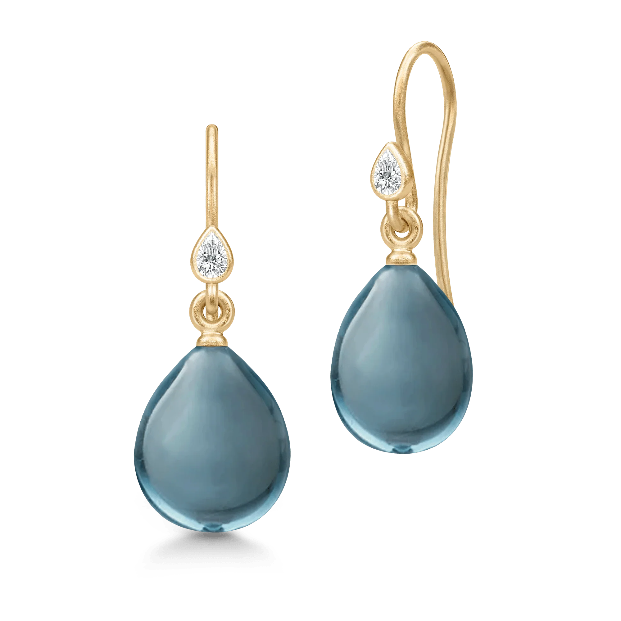 Julie Sandlau PRIMA BALLERINA Øreringe HKS548GDLBCRCZ - Et par elegante øreringe med flot London Blue pear cut crystal 🤍 Leveres i en flot gaveæske.