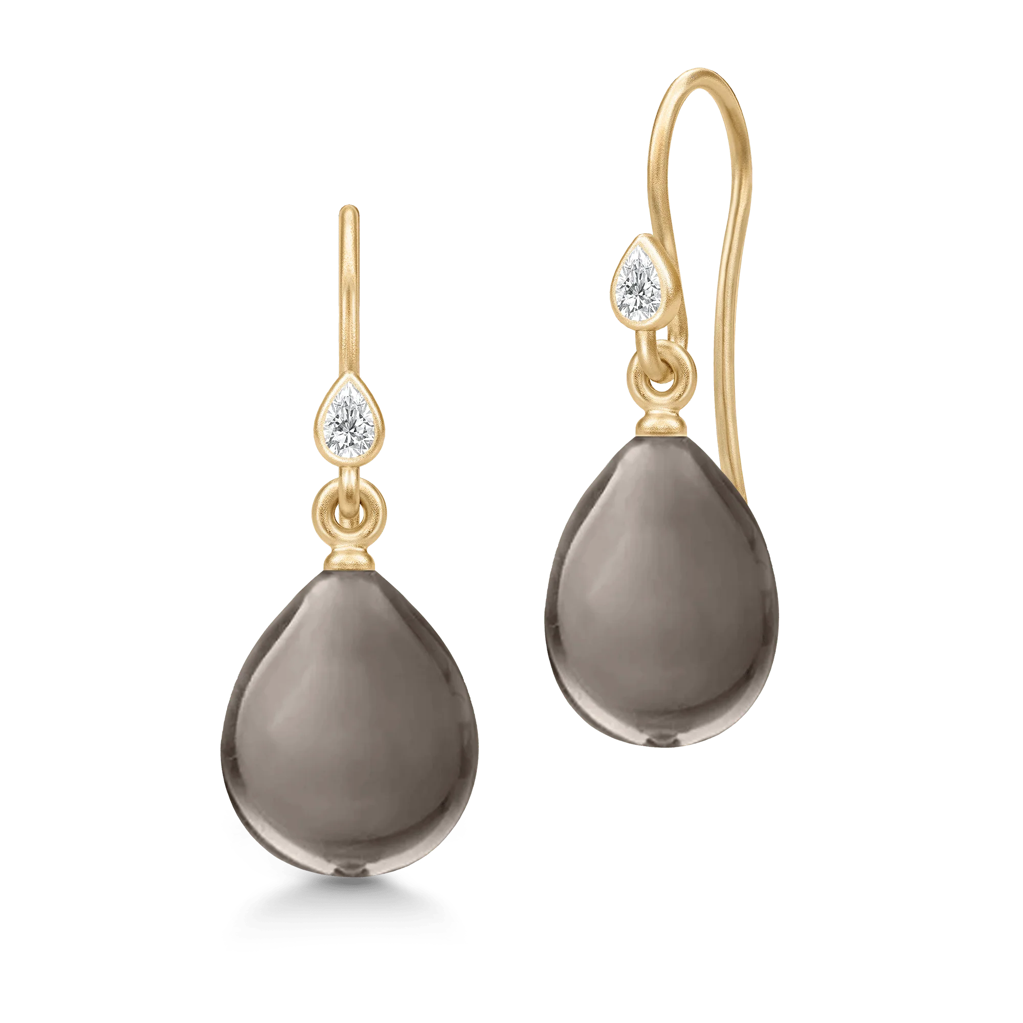Julie Sandlau PRIMA BALLERINA Smokey Øreringe HKS548GDSMCRCZ Et par elegante øreringe, med flot brun pear cut krystal 🤍 Øreringen måler 28 x 12 mm og er fremstillet i 22 karat forgyldt sterling sølv.