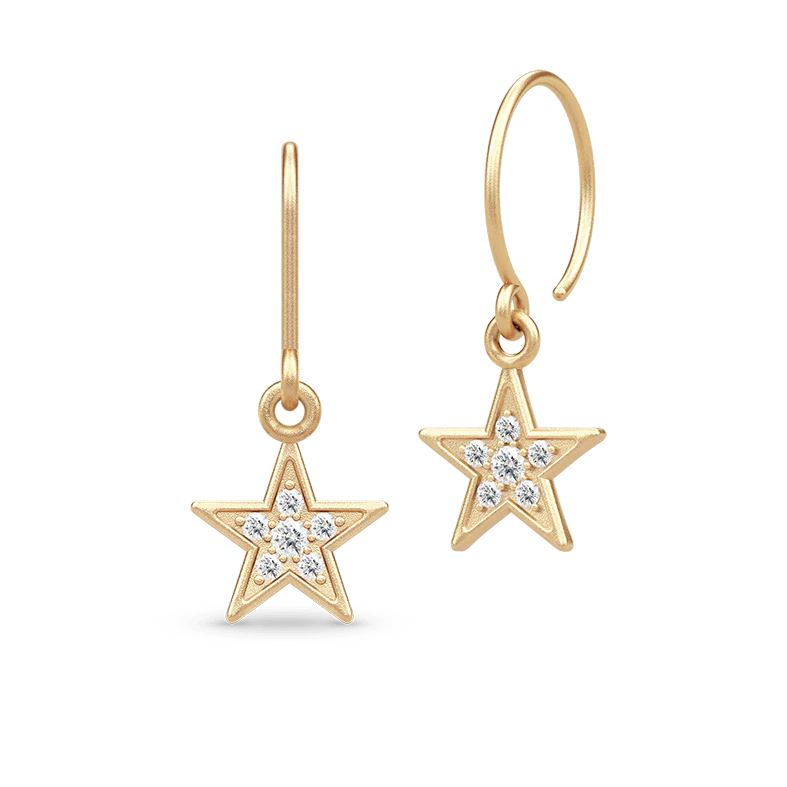 Julie Sandlau STELLA Øreringe HKS745GDCZ Stella er et par smukke øreringe i 22 karat forgyldt sterling sølv. Stella har et let udtryk med sin fine stjerne isat glimtende zirkoner. Øreringen måler 13,5 mm x 12 mm og har en idel størrelse til at kombinere med andre øreringe🤍
