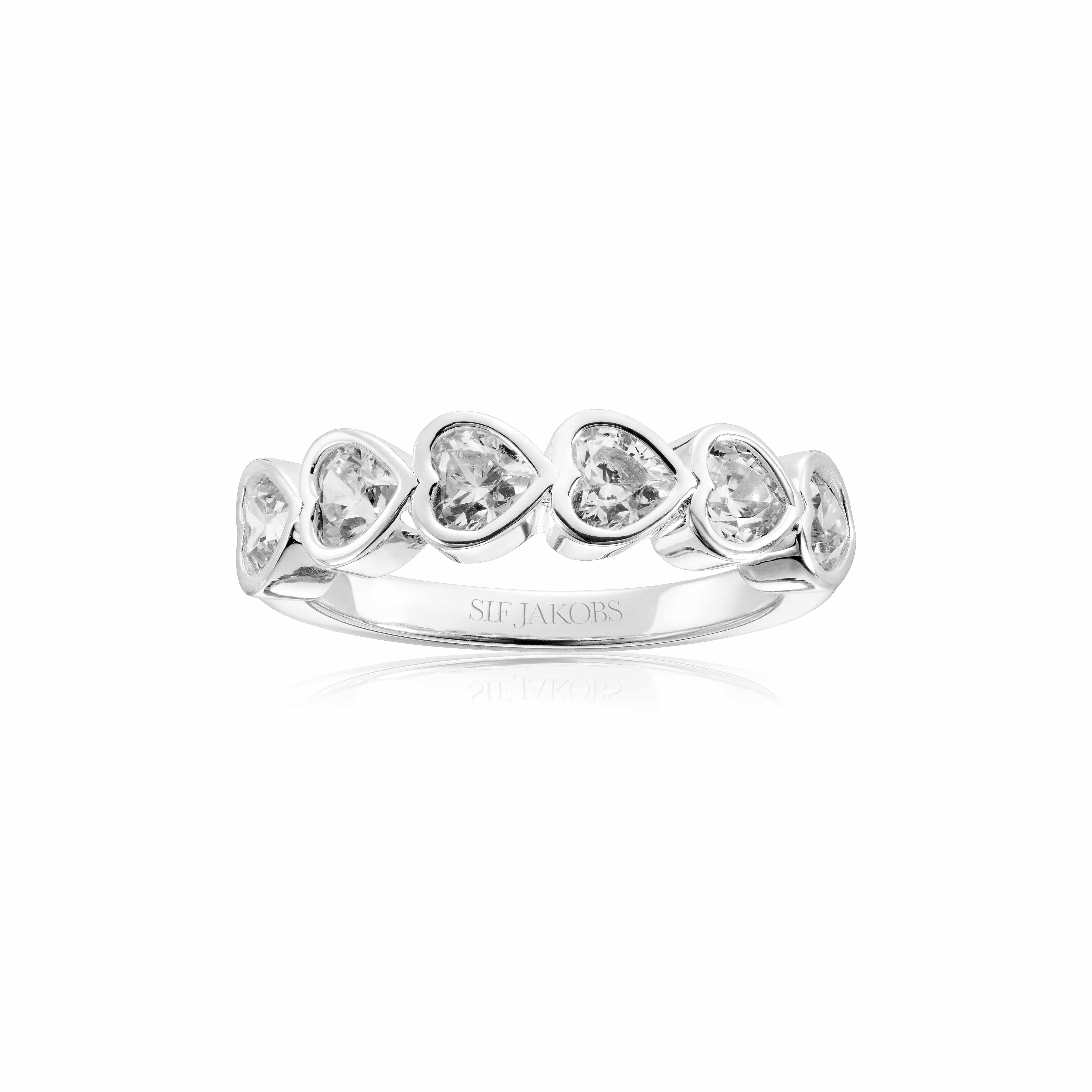 Sif Jakobs Amorino Ring SJ-R2494-CZ - Den fineste Hjerte ring i sølv, med et flot række hjerteslebne zirkoner på toppen🤍 Leveres i flot smykkeæske🤍