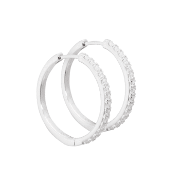 Aqua Dulce Darling Hoop 25mm Sølv 3832 - klassiske hoops pyntet med klare zirkonia, der giver et fint og diskret glimt. De har en praktisk click-lås