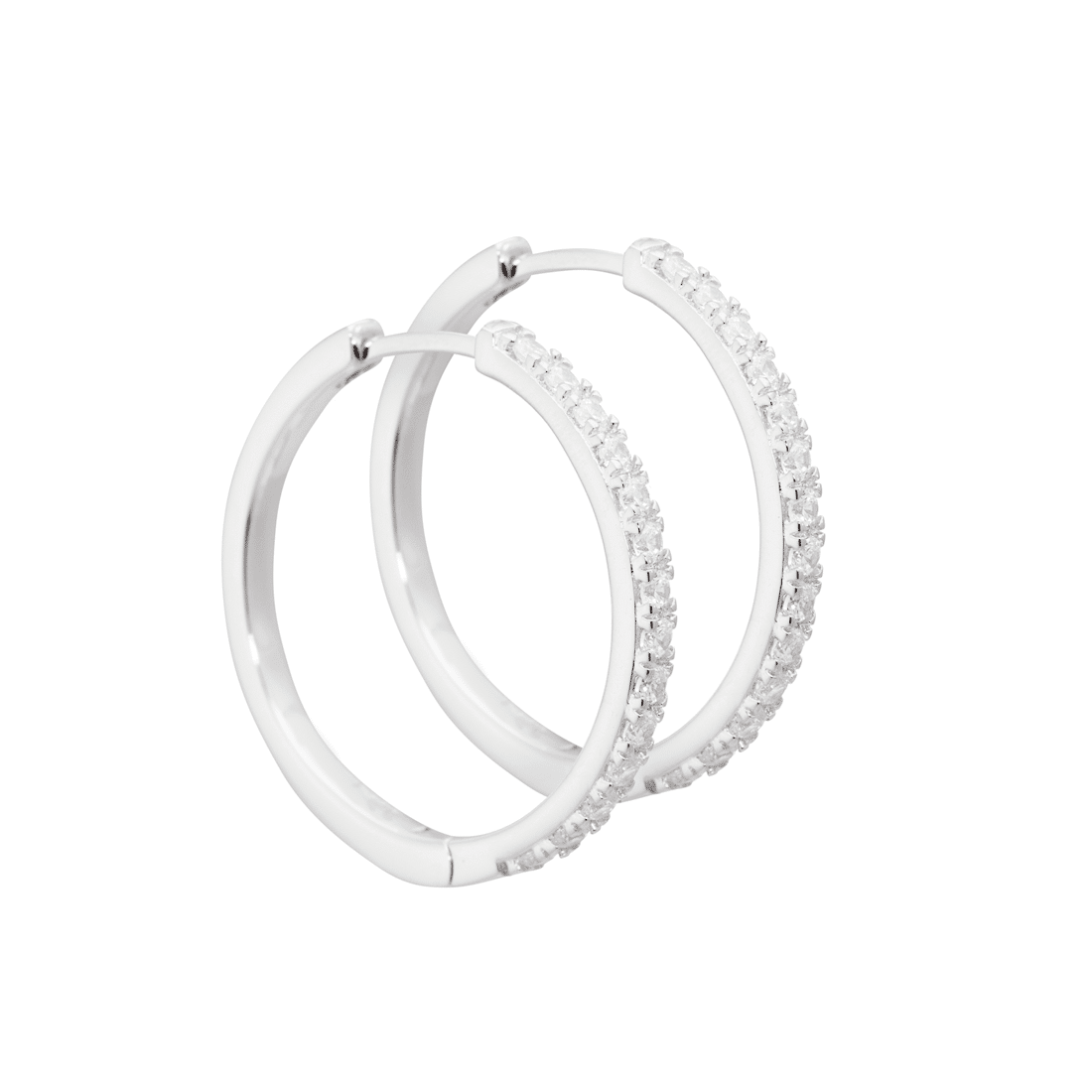 Aqua Dulce Darling Hoop 25mm Sølv 3832 - klassiske hoops pyntet med klare zirkonia, der giver et fint og diskret glimt. De har en praktisk click-lås