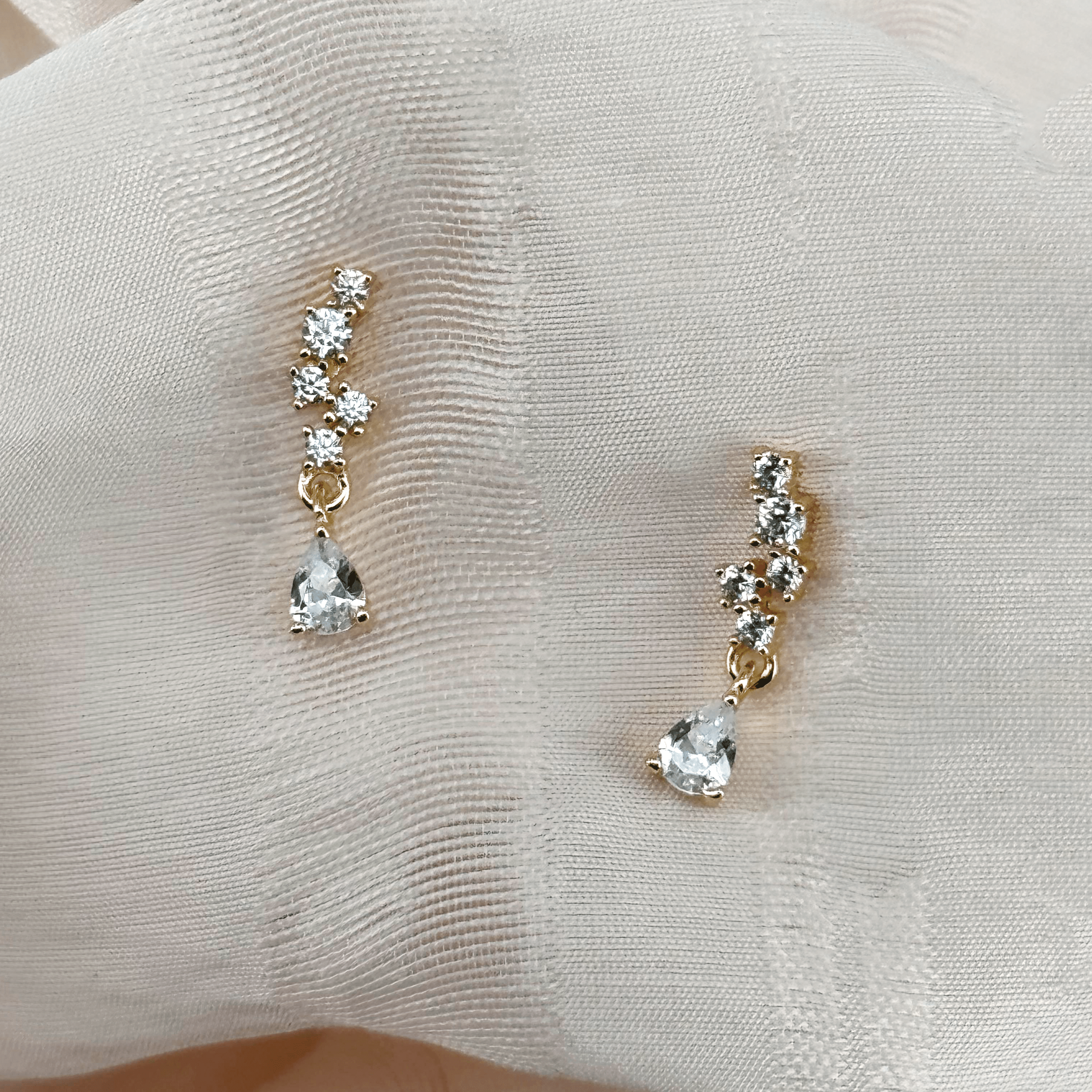 Aqua Dulce Aura Øreringe Forgyldt 6086 - Et par skønne øreringe, med masser af glimtende zirkoner - passer godt til både hverdag og festligheder.