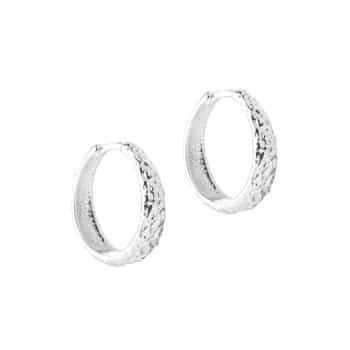 Aqua Dulce Cappa Hoop 20mm Sølv 6239 - med banket overflade og nemt click-system. Stilrene hoops til hverdag og fest. Køb Aqua Dulce hos Guldsmedlange.dk