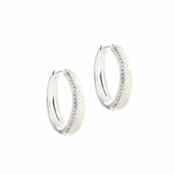Aqua Dulce Darling Emma Large Hoop 20mm Sølv 6095 med zirkonia, der giver et fint glimt. Click-lås, som gør dem nemme at tage af og på.