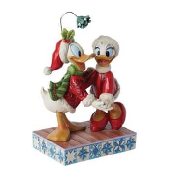 Disney Traditions Anders And & Andersine Julefigur K2-6015004 – håndmalet resinfigur på 15,5 cm. Perfekt julefigur til Disney-samlere og pynt i hjemmet
