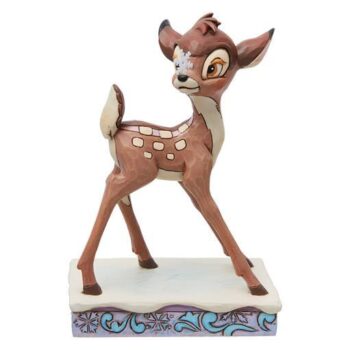 Disney Traditions Bambi Julefigur K2-6013064 – håndmalet resinfigur på 11 cm. Perfekt julepynt og en skøn figur til Disney-samlere.