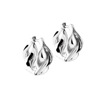 Aqua Dulce Curva Hoop Sølv 6511 - med praktisk click-lås. Enkle og stilrene hoops til både hverdag og fest. Køb Aqua Dulce øreringe online i dag.