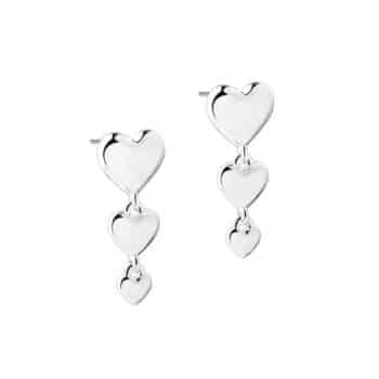 Karla & Me Long øreringe sølv - Et par super flotte øreringe med 3 hjerter i forskellige størrelser - Perfekt til hverdag eller fest. Køb dem her