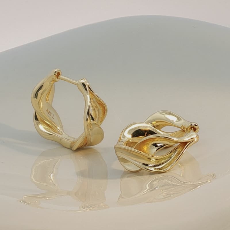 Aqua Dulce Curva Hoop Forgyldt Sølv 6512 - Enkle og stilrene hoops til både hverdag og fest. Køb Aqua Dulce øreringe online i dag.