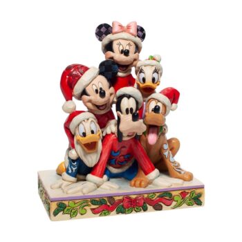 Disney Traditions Mickey & Venner Julefigur - K2-6007063 - håndmalet resinfigur på 15 cm. Hyggelig julefigur med klassisk Disney-stemning.