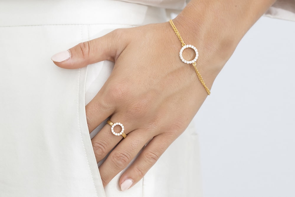 Sif Jakobs Biella Grande Armbånd Forgyldt Sølv SJ-B338(1)-CZ(YG) - Elegant cirkel armbånd med justerbar længde. Køb hos Guldsmedlange.dk