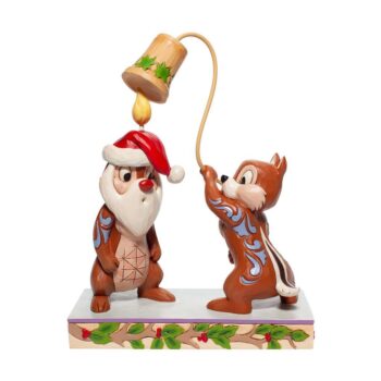 Disney Traditions Chip & Chap Med Lyseslukker Julefigur K2-6007070 - håndmalet resinfigur på 21 cm. Perfekt julepynt til Disney-samlere.