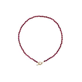 Stine A Love Drop Halskæde Burgundy Forgyldt 2061-02-OS - Statement halskæde med dråbeformede rød agat ædelsten og dekorativ lukning.