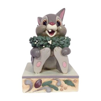 Disney Traditions Stampe Med Julekrans K2-6010878 - håndmalet resinfigur på 10 cm. Hyggelig julefigur med Stampe fra Bambi, designet af Jim Shore.