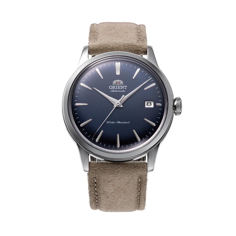 Orient Bambino RA-AC0M12L er et classic automatic herreur med blå urskive, brun ruskindsrem, 3 atm vandtæt og 38 mm urkasse.