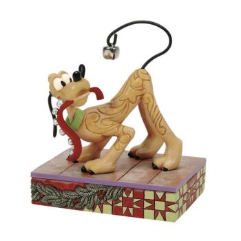Disney Traditions Pluto Med Juleklokke K2-6016885 - en sød og festlig julefigur designet af Jim Shore. Perfekt til at sprede julestemning og Disney-magi.