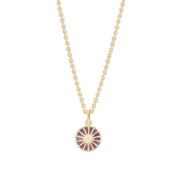 Lund Copenhagen Marguerit halskæde med lilla emalje 11mm 9025111-LI - Justerbar kæde 45–48 cm – klassisk design til hverdag og fest.