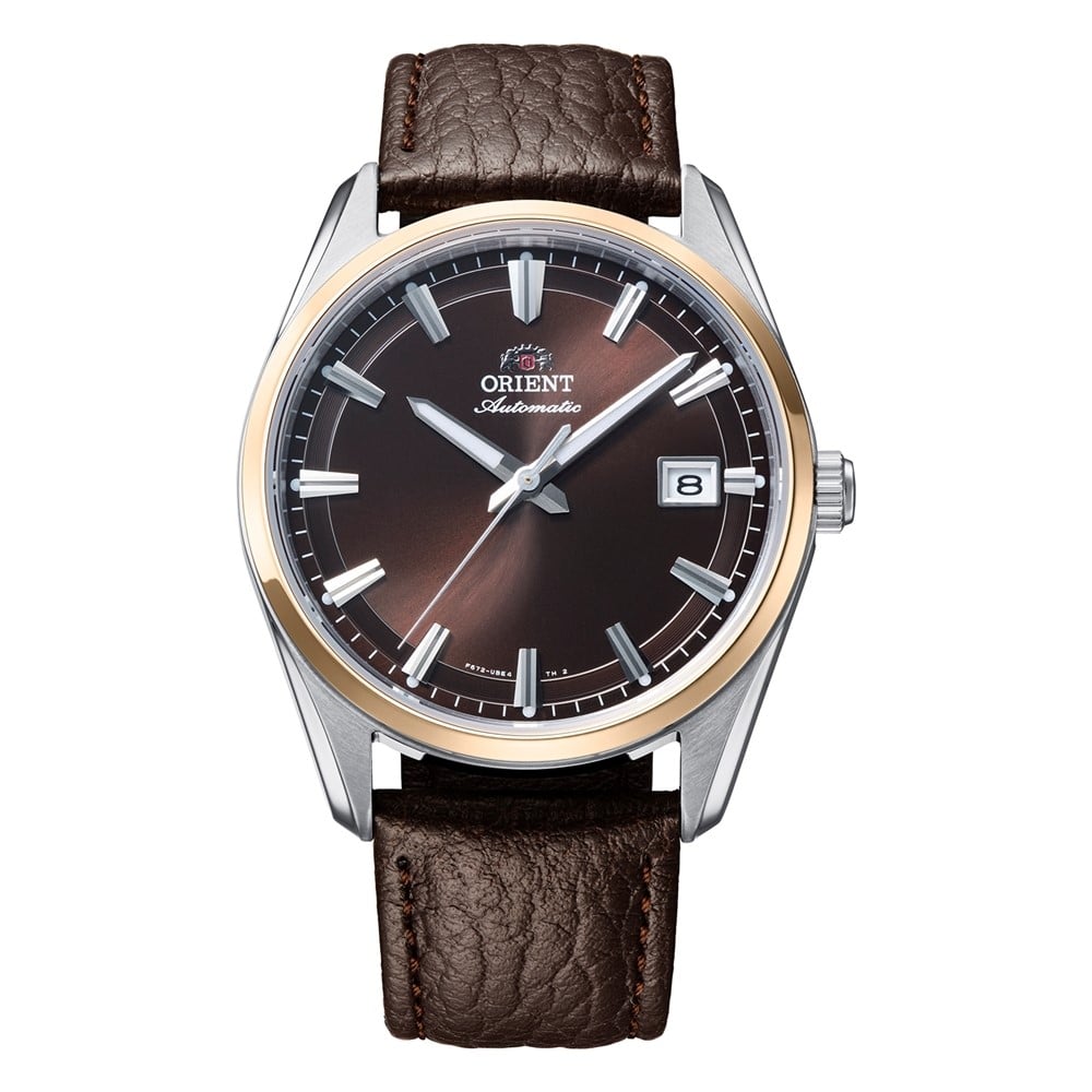 Orient Stretto Date RA-AC0R03Y er et automatic herreur med brun urskive, brun rem, safirglas og 5 ATM vandtæthed.