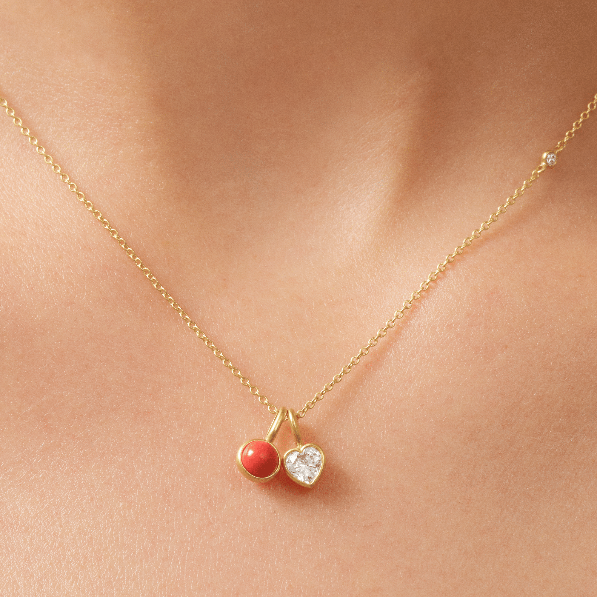 Julie Sandlau Amorina vedhæng Large har et enkelt og tidløst design med en hjerteformet cubic zirconia. Det fine hjerte giver vedhænget et personligt og romantisk udtryk, som passer til både hverdag og fest. Julie Sandlau Amorina vedhæng er fremstillet i 22 karat forgyldt 925 sterlingsølv og prydet med en håndsat hjerteformet cubic zirconia. Den karakteristiske satinfinish giver vedhænget et blødt og smukt udtryk. Vedhænget måler 11 × 6 mm, og hjertet måler 6 × 6 mm. Det er flot alene på en kæde eller kombineret med andre vedhæng.